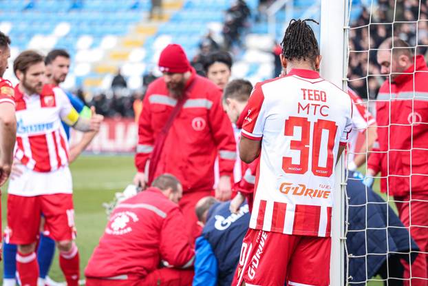 Utakmica Kupa Srbije između Novog Pazara i Crvene zvezde prekinuta je već u prvoj minuti nakon sukoba navijača beogradskog kluba i policije