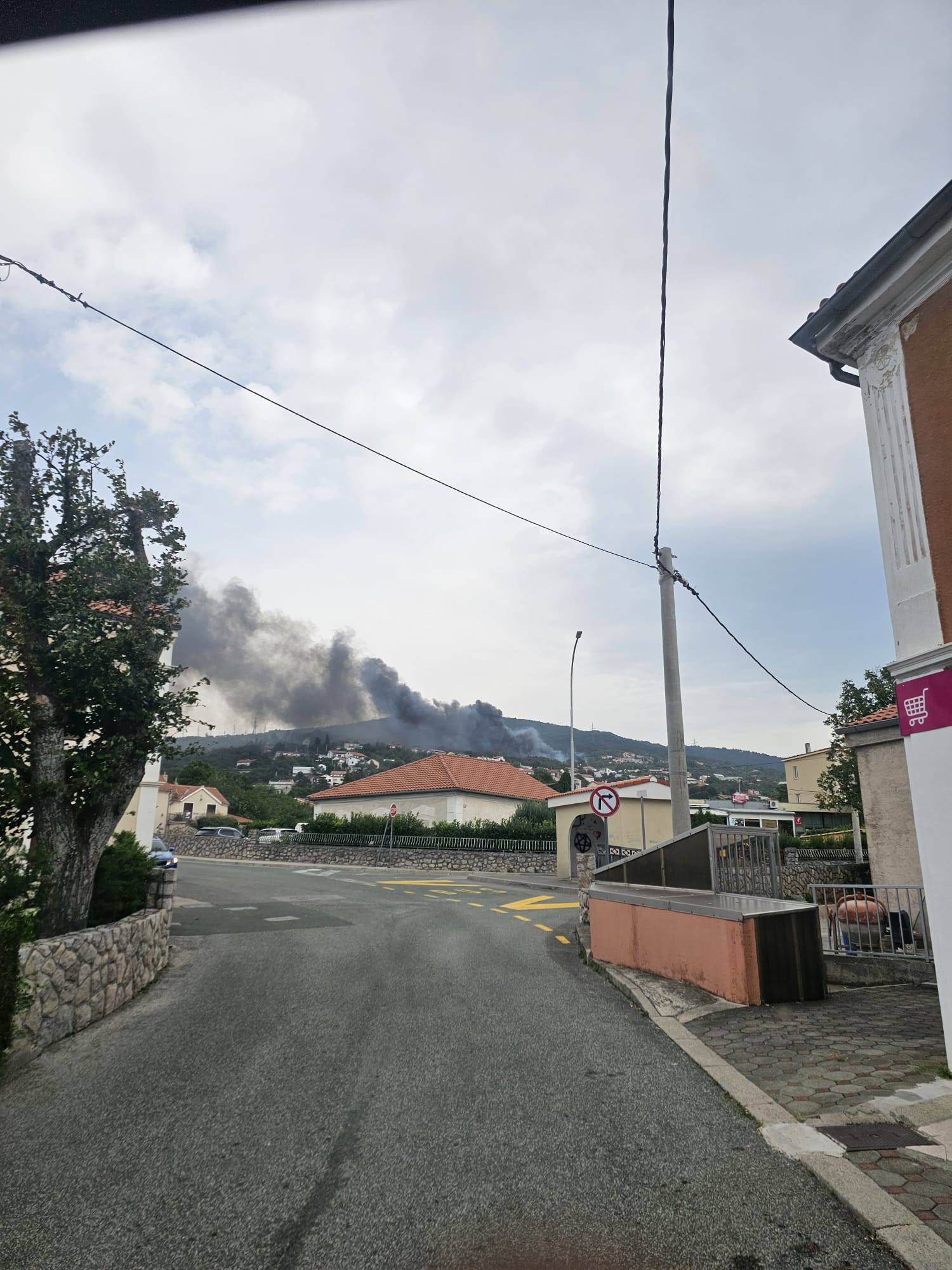 FOTO Požar u Hreljinu, više vatrogasaca se bori s vatrom