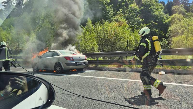FOTO Gorio automobil na A6: 'Vidio se veliki crni, gusti dim...'