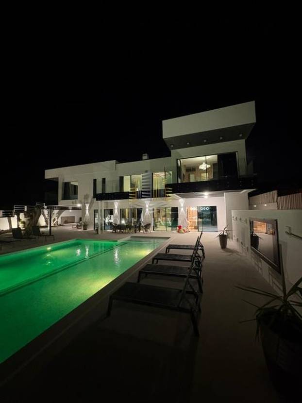 FOTO Luksuzni spektakl! Što mislite koliko stoji ova vila prvi red do mora u Novigradu?