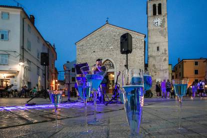 Fažana: Riva pretvorena u galeriju umjetničkih instalacija posvećenih plavetnilu mora