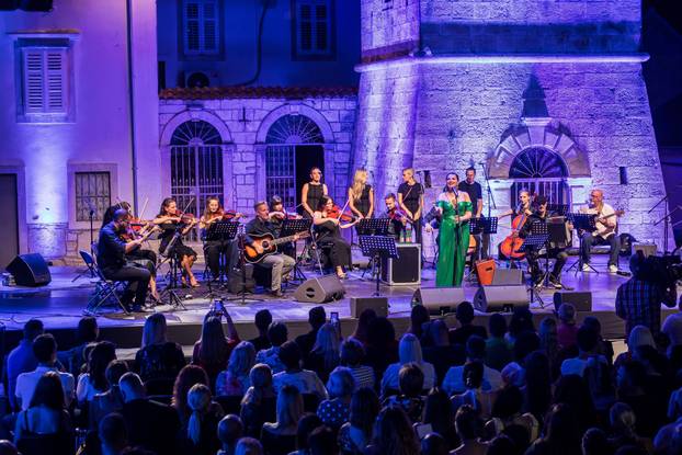 Vela Luka:  Koncert Nine Bardić i Acustic benda povodom manifestacije Trag u Beskraju