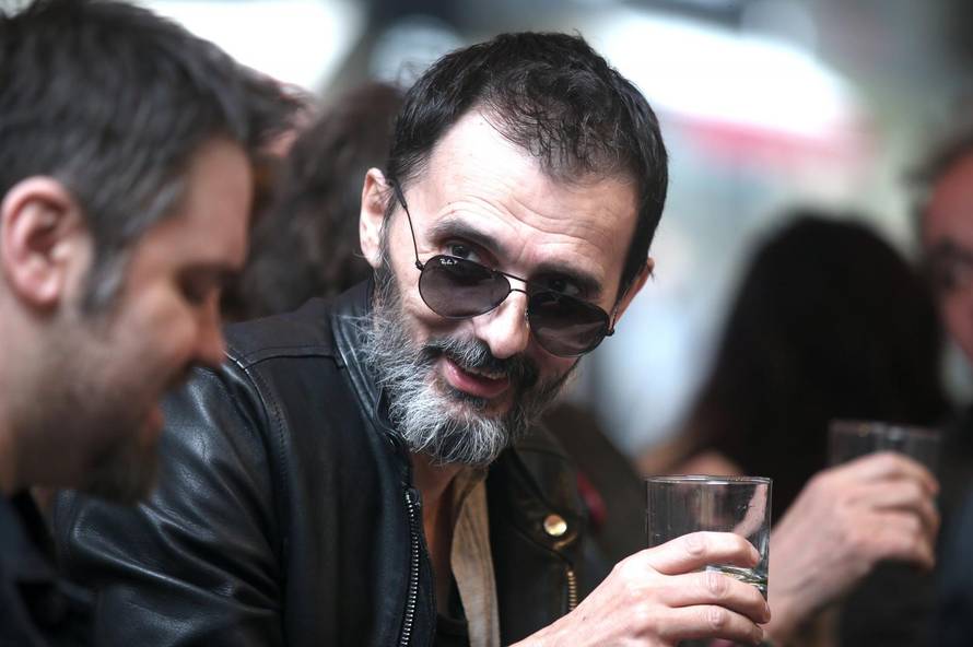 Zgrozio fanove: Bare se odlučio za novi imidž, obrijao je glavu