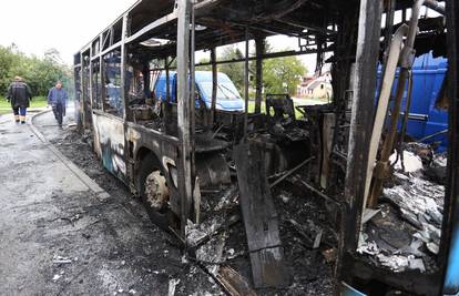 Dramatična snimka iz Zagreba: Bus planuo, putnici bježali van!