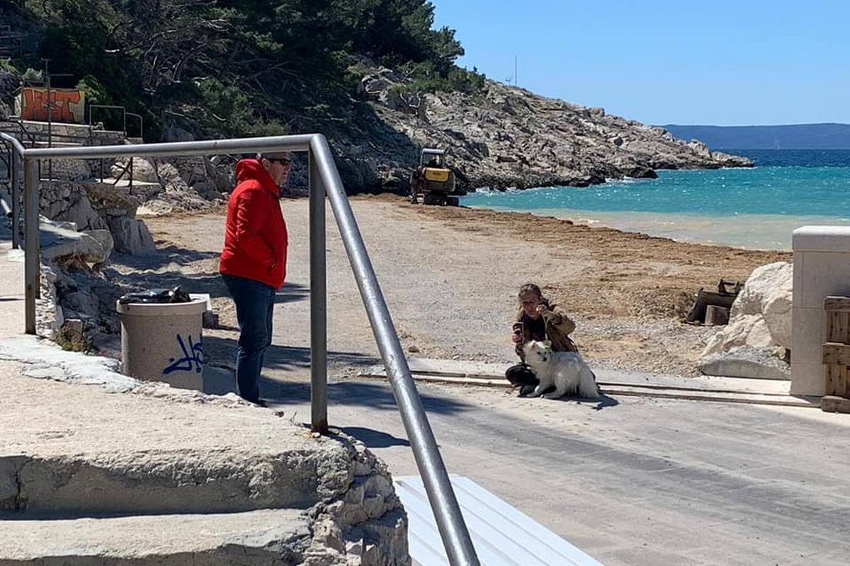 'Ovo je otpor prema divljanju!' Djevojka i pas blokirali su put kamionima na makarskoj plaži