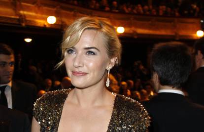 Kate Winslet pokupila nagradu u haljini s dubokim dekolteom 