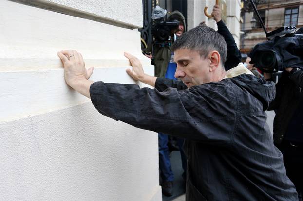 Zagreb: Konceptualni umjetnik Siniša Labrović izveo je  intervenciju  „Milimetar“ 