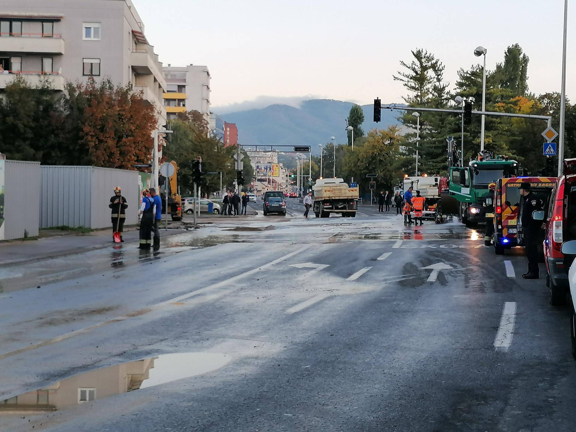 Ponovno pukla cijev na Selskoj: Vatrogasci od jutra ispumpavali vodu iz poplavljenih objekata