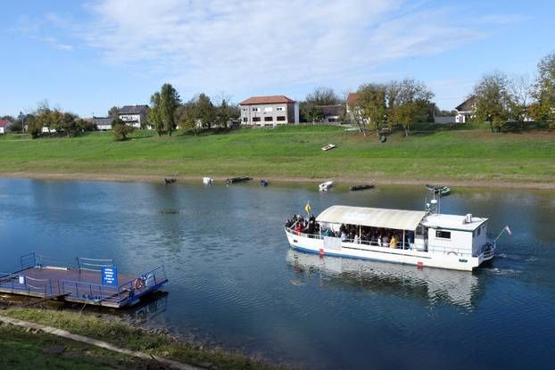 Sisak: Plovidba turističkog broda "Juran i Sofija" rijekom Kupom