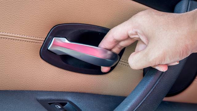 Savjet koji spašava život: Evo zašto vrata na automobilu ne treba otvarati lijevom rukom