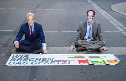 VIDEO Klimatski aktivisti su se zalijepili za ceste u Njemačkoj