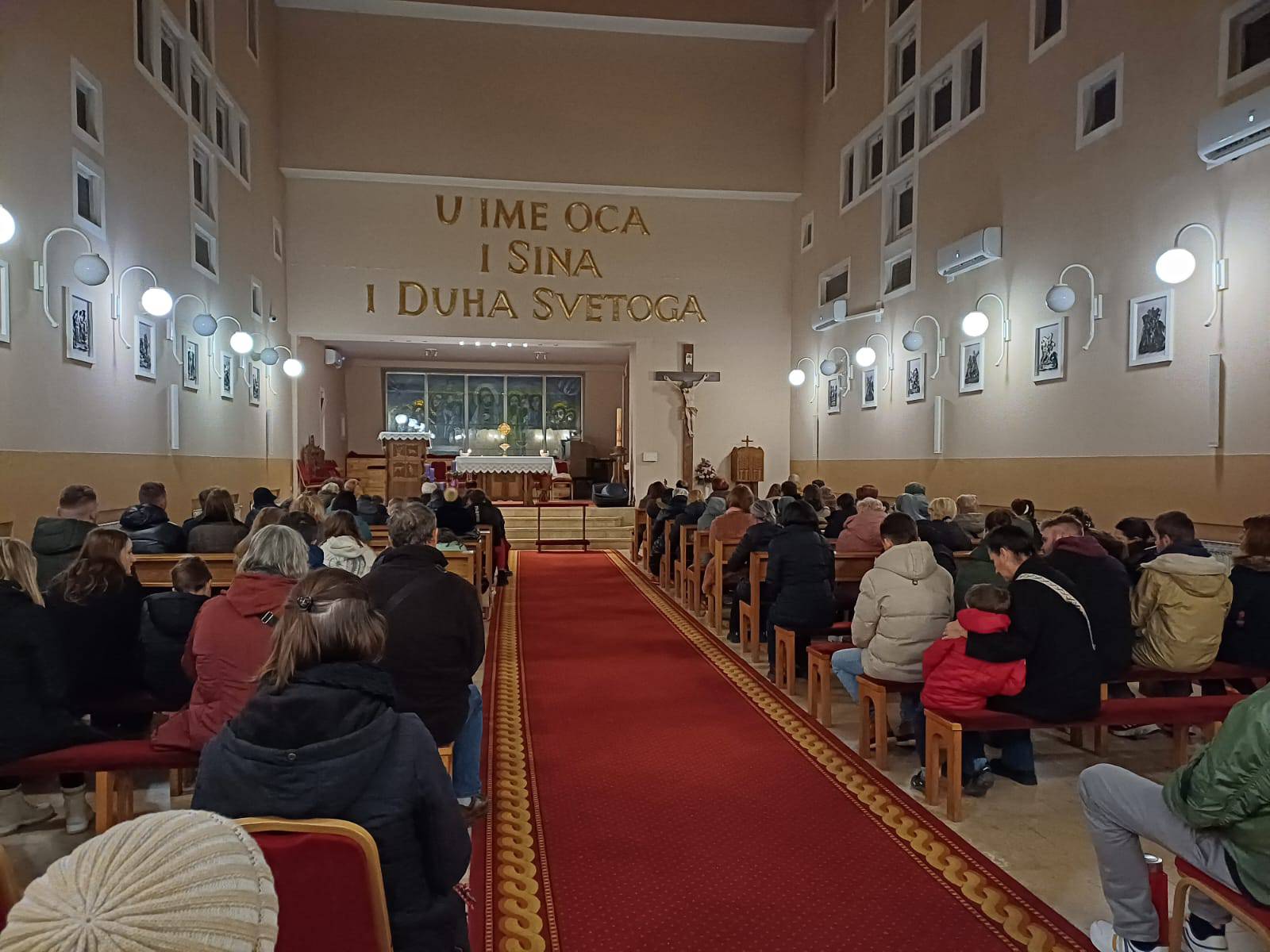 FOTO Brojni građani okupili se u Prečkom. Pale svijeće i mole za djecu. Bijesni su zbog tragedije