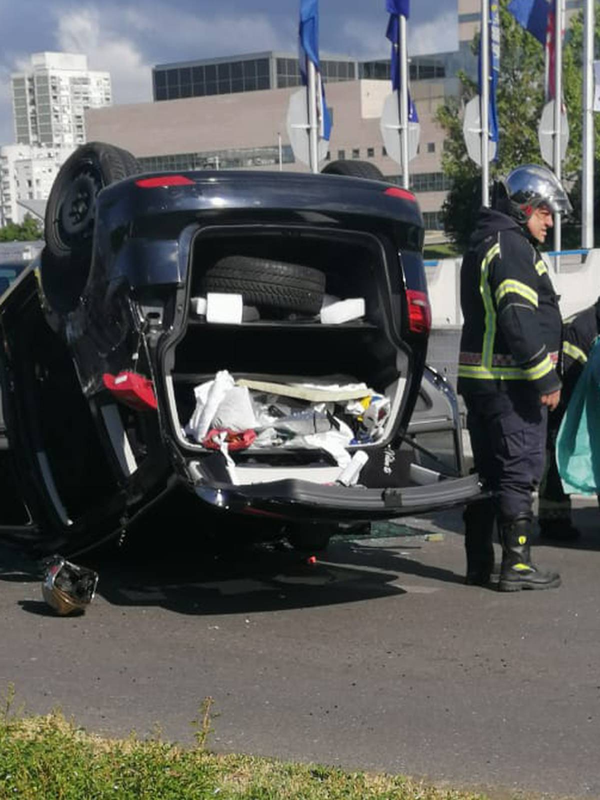 Teška nesreća u Zagrebu: Auto na krovu, troje ljudi ozlijeđeno