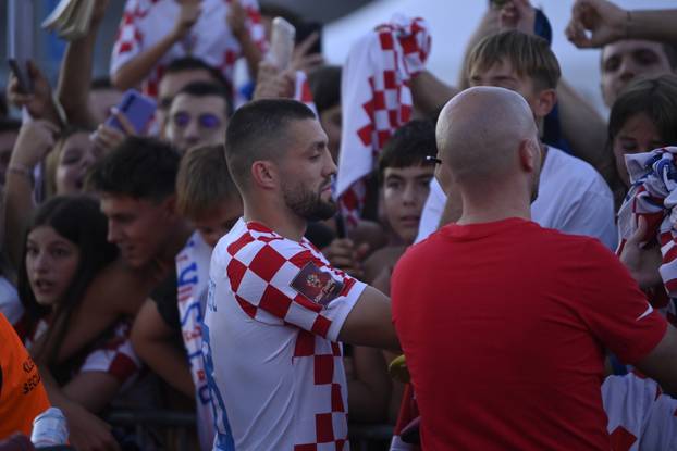 Međusobni okršaj zvijezda Vatrenih u uličnom nogometu održan je u Zagrebu