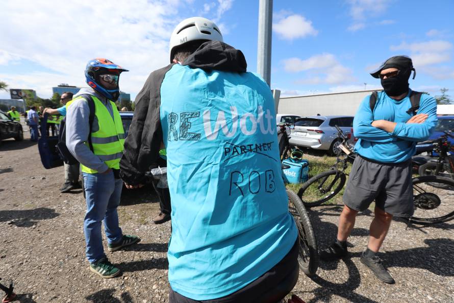 Zagreb: Radnici Wolta koji prosvjeduju okupili su se ispred Velesajma
