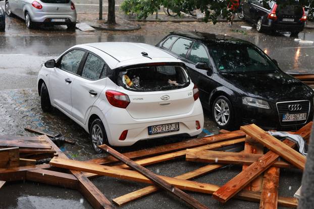 Osijek: Jak vjetar srušio drvenu skelu