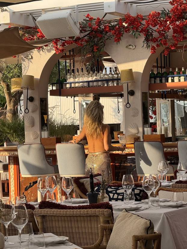 Za njih nema hladnoće i magle! Šime i Maja u badićima pozirali kraj bazena, 'padali' i zagrljaji