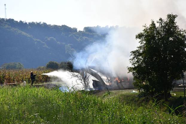 FOTO Buktinja 'progutala' halu tvornice Windor kod Pleternice