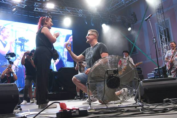 Bjelovar: Neočekivana prosidba na koncertu Plavog orkestra