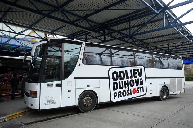 Zagreb: Kreativci za bolje sutra poslali duhove prošlosti autobusom van Hrvatske