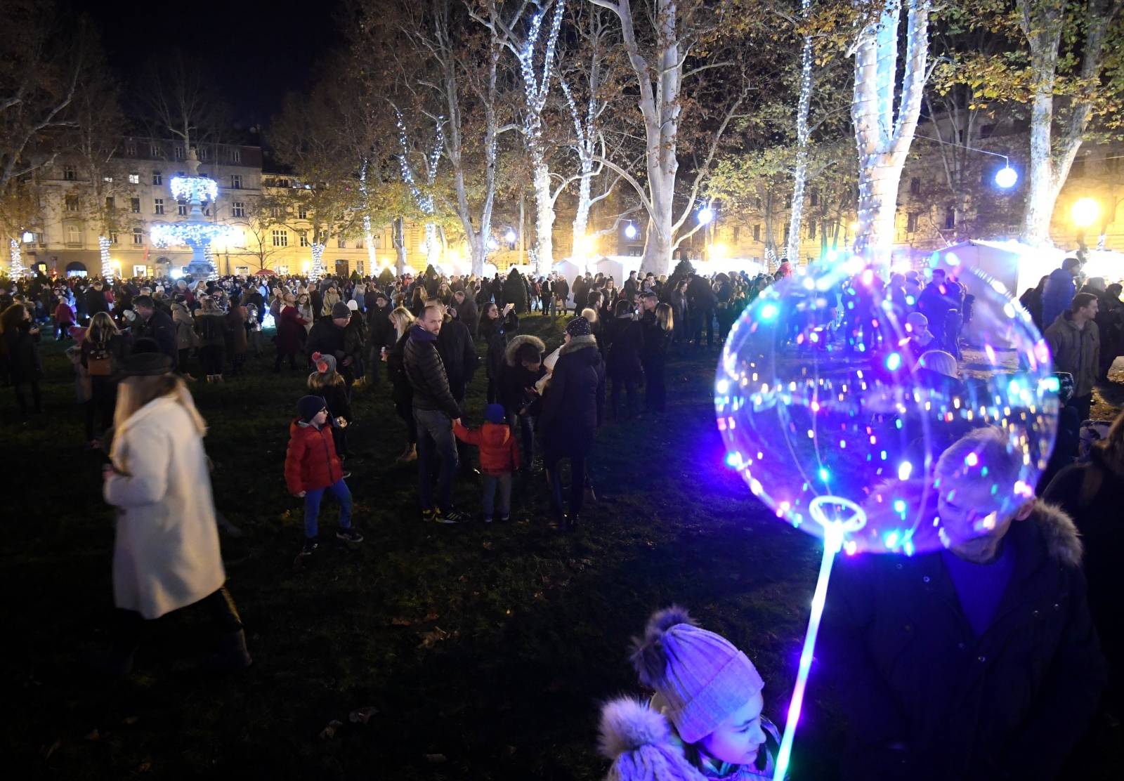 Zagreb: Paljenjem lampica na Zrinjevcu svečano otvoren Advent 2019.