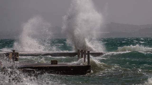 Kaštel Stari: Olujno jugo zapuhalo je danas na Jadranu te uz saharski pjesak vidljivost je smanjena