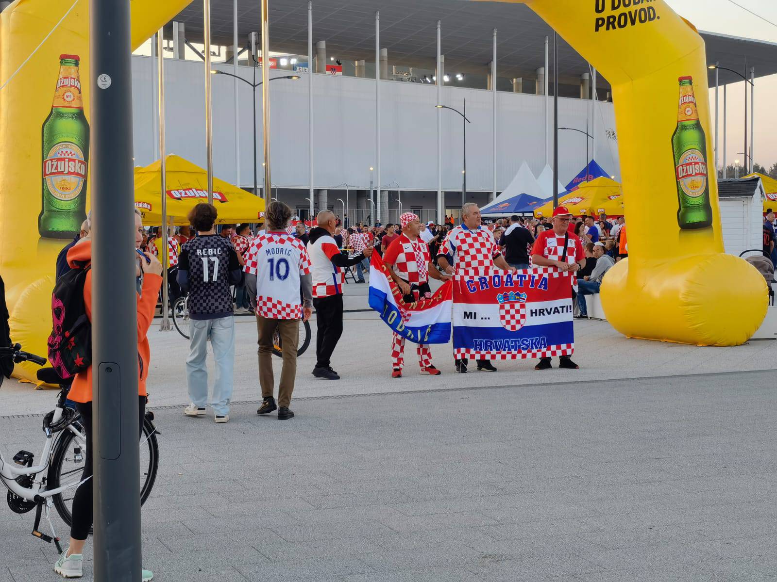 Indira zagrijala navijače prije utakmice! Rigorozne kontrole i pretresi na ulazu na stadion