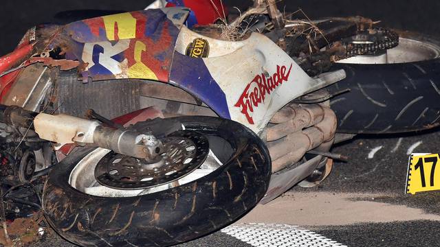 Motociklist sletio s ceste, od zadobivenih ozljeda preminuo