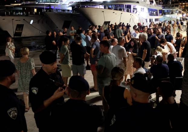 Hvar: Prosvjed građana u znak podrške pretučenom vlasniku restorana Gariful