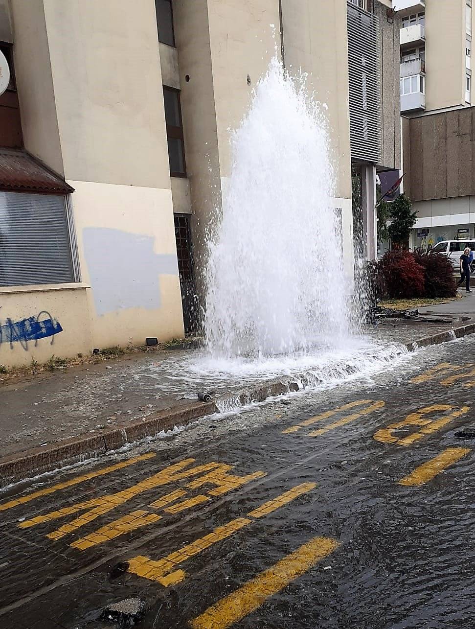 Izbio hidrant i smrskao auto: Vatrogasci podijelili fotografije