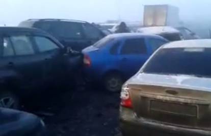 Kaos u Rusiji: Zbog poledice i magle sudarilo se 100 vozila