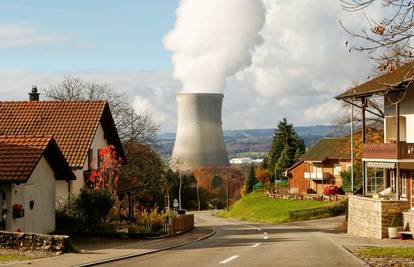 Izlaze na referendum: Švicarci odlučuju o zatvaranju nuklearki