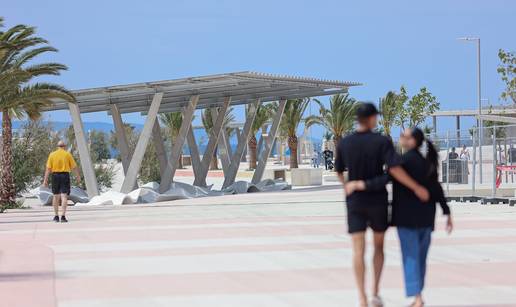 FOTO S jedne strane gradilište, a s druge kupanje i sunčanje: Na Žnjanu otvorili dio plaže...