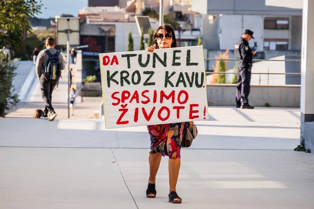 Split: Građanska inicijativa Spasimo Kozjak i Kaštela održala je prosvjed protiv gradnje tunela