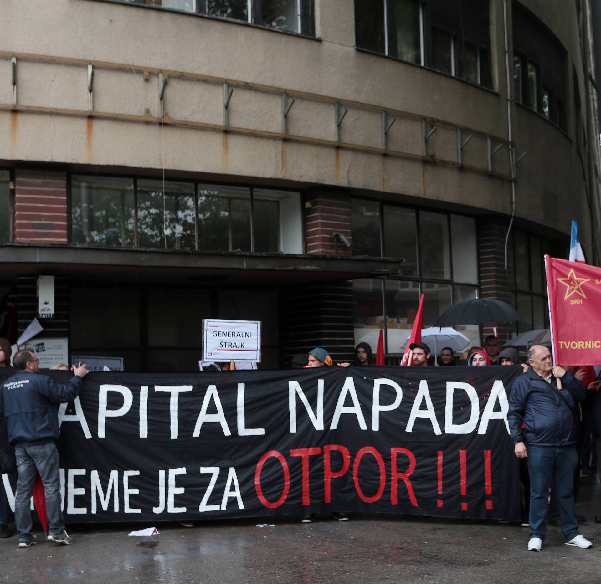 Prosvjed u Maksimiru: 'S faksa na burzu - s posla na groblje'