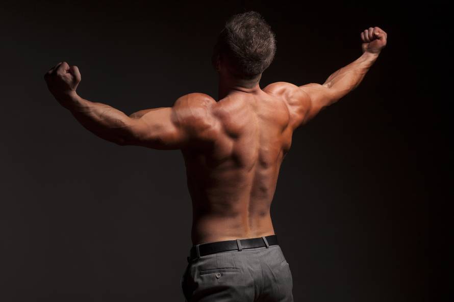 Mišićavo tijelo gladijatora na dohvat ruke