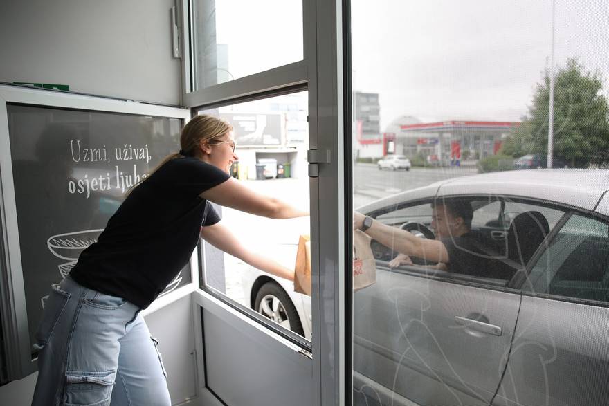 "Mama's food" drive-in restoran