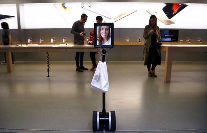 Prkosili kiši: Poslala robota da čeka u redu na novi iPhone 6S