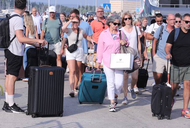 Split: Velik broj putnika odlazi katamaranima na otoke