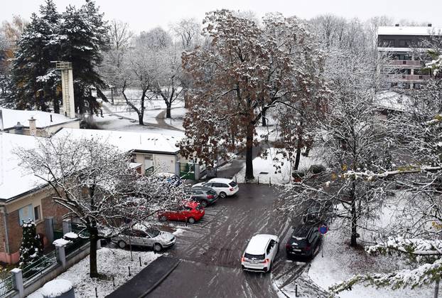 Sisak se probudio prekriven snijegom