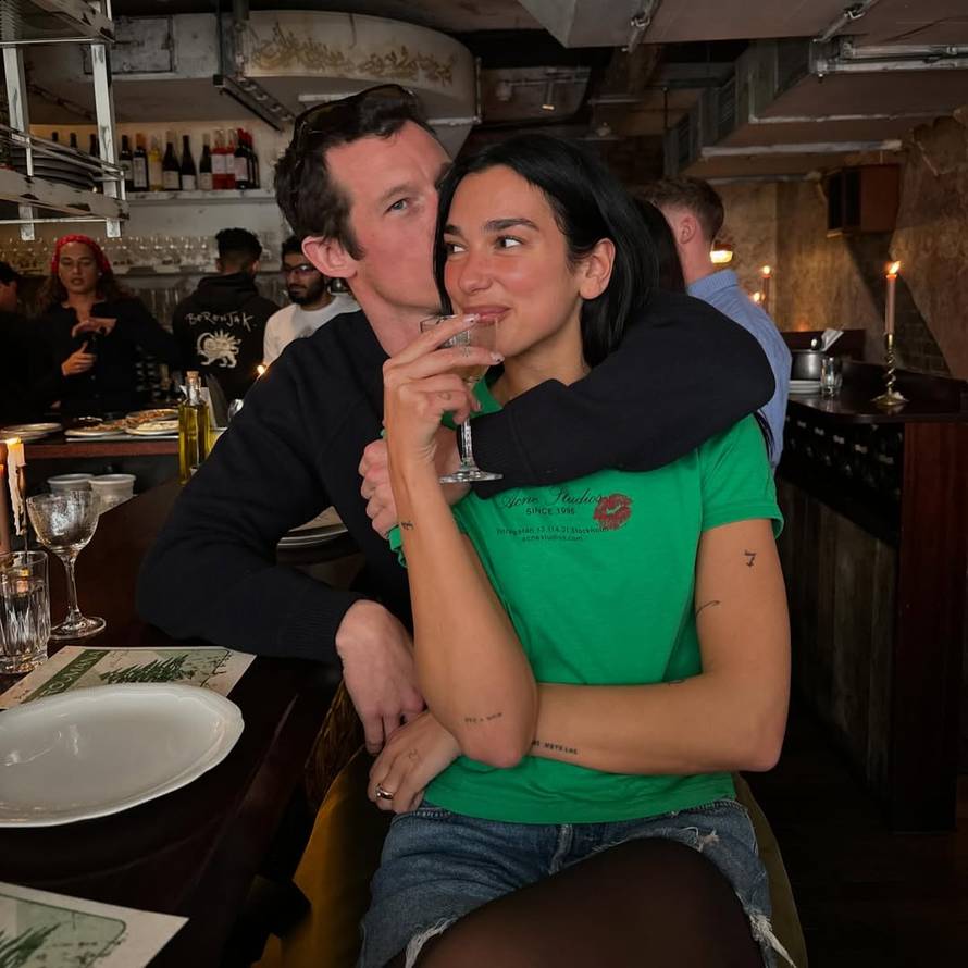 Dua Lipa otkrila: 'Da, istina je. Zaručila sam se i presretna sam'