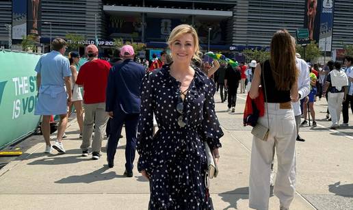 FOTO Kolinda stigla na finale SP-a! Blistala u dizajnerskoj haljini, otkrila za koga navija