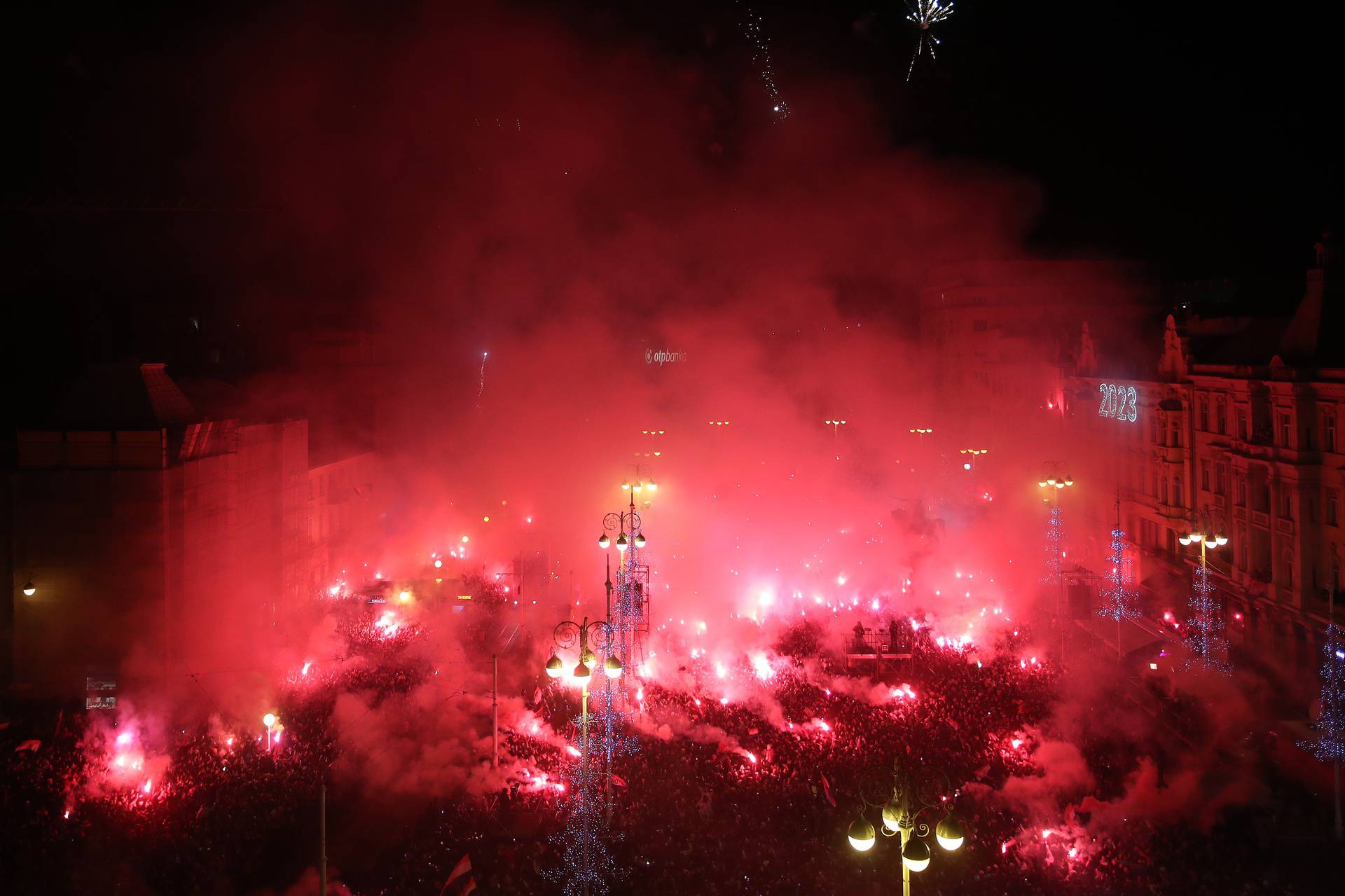 Prava ludnica vlada na Jelačićevom trgu, Vatreni krenuli prema Trgu