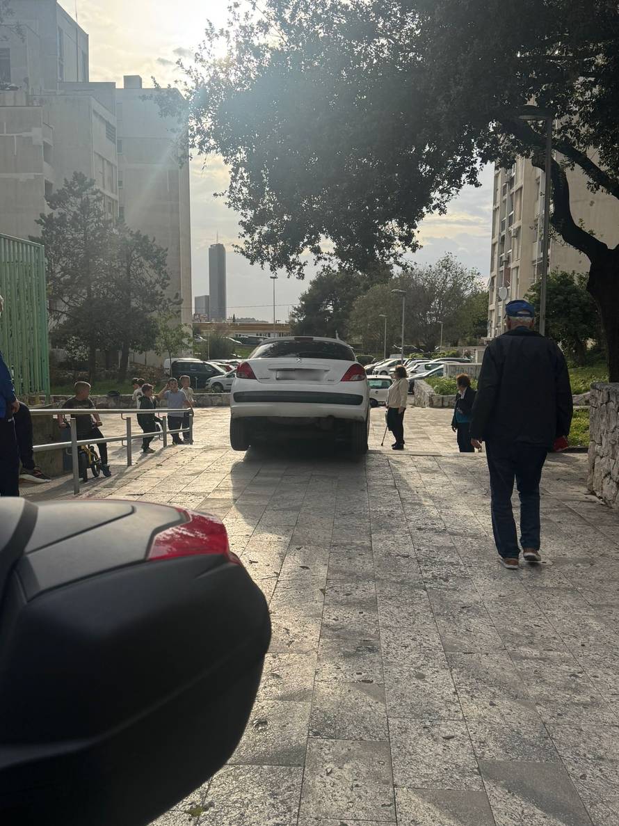 FOTO Genijalac u Splitu autom išao niz stepenice pa zapeo