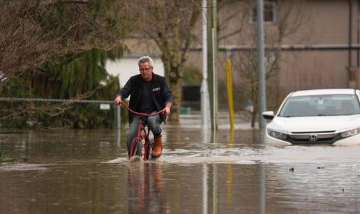 FOTO Atmosferska rijeka donosi kaos u Kanadi. Bujice i odroni gutaju ceste, stotine evakuirane