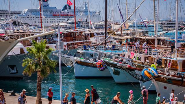 Split: Gužva u trajektnoj luci Split