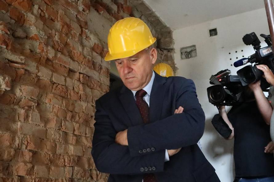 Branko Bačić obišao je  gradilišta zamjenskih obiteljskih kuća u Glini