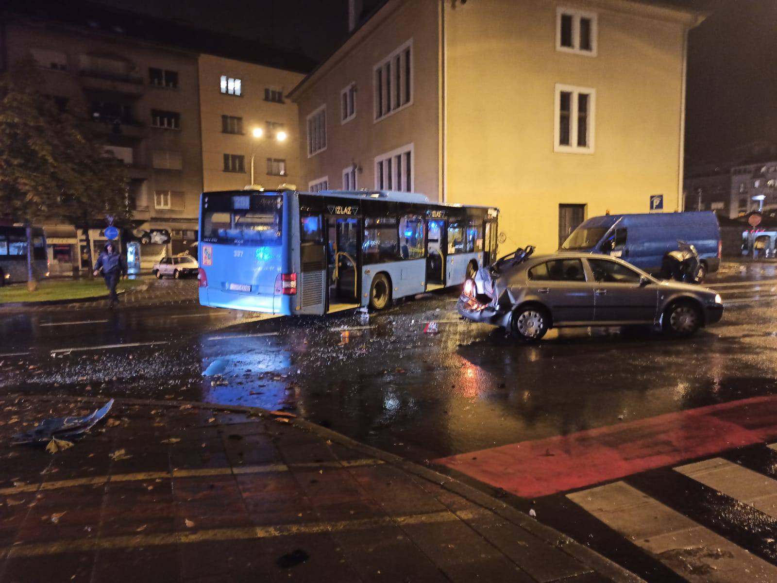 Autobus se sudario s autom pa proklizao u  zid zgrade: Vozača su hitno prevezli u bolnicu...