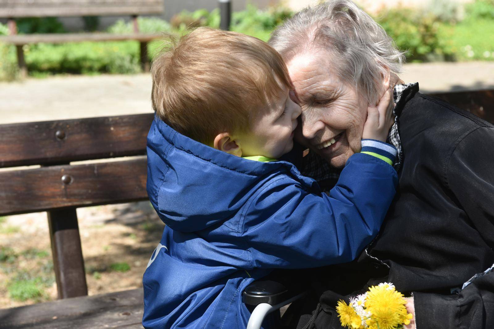 Nerazdvojni su: Mariji (82) je Jan (4) uljepšao život u domu