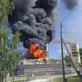 VIDEO Buktinja u Siraču, gori velika hala: 'Na terenu su svi vatrogasci iz Daruvara i okolice'